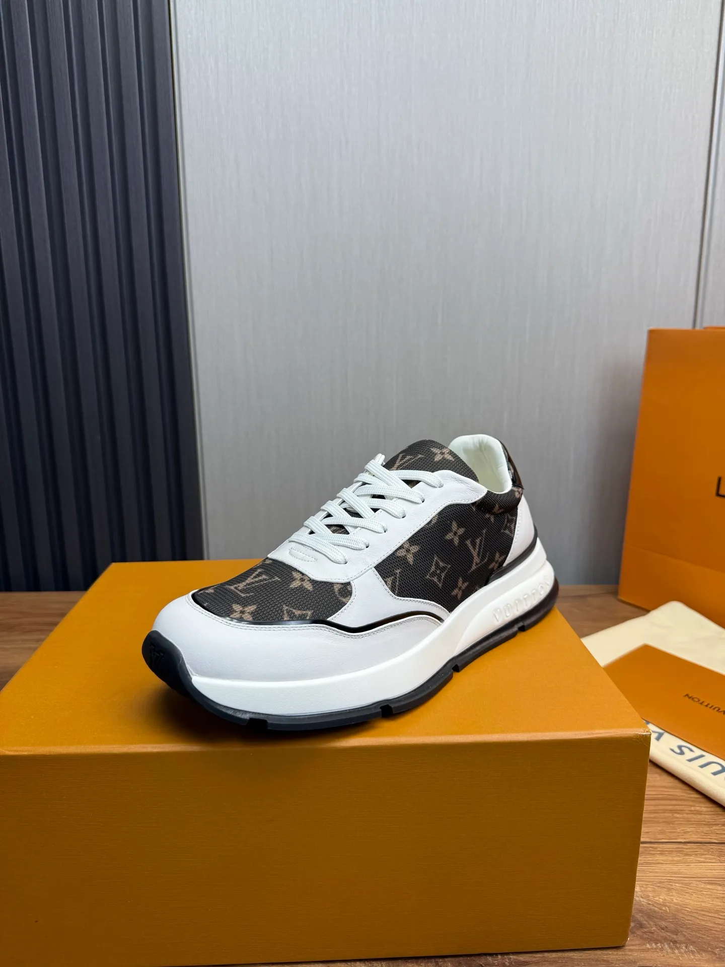 Men's shoes 💰800💰 LOUIS VUITTON [Luden Yiwei] Brand new trendy Lv is on the market 🎁, casual and fashionable men's shoes 👟Original 1:1 shipment✅ The upper is made of imported brand leather + cowhide lining, the original wear-resistant rubber outsole, the version is simple and elegant, exclusive for trendy men. 38-44 (customized at 38.45)